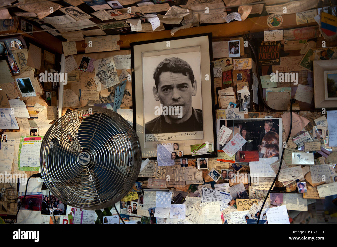 Parigi Francia. Interno di Le Tire-Bouchon bar e ristorante che mostra Jaques Brel in Montmartre. Foto Stock