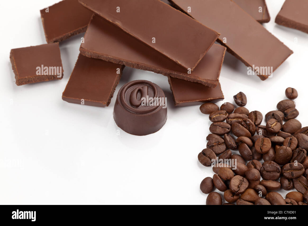 Una barretta di cioccolato e granella di caffè isolato su bianco Foto Stock