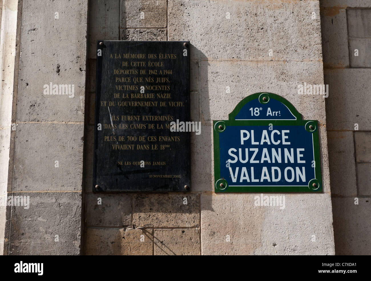 Parigi Francia. Targa a ricordo delle vittime del nazismo durante il WW2 a Montmartre. Foto Stock