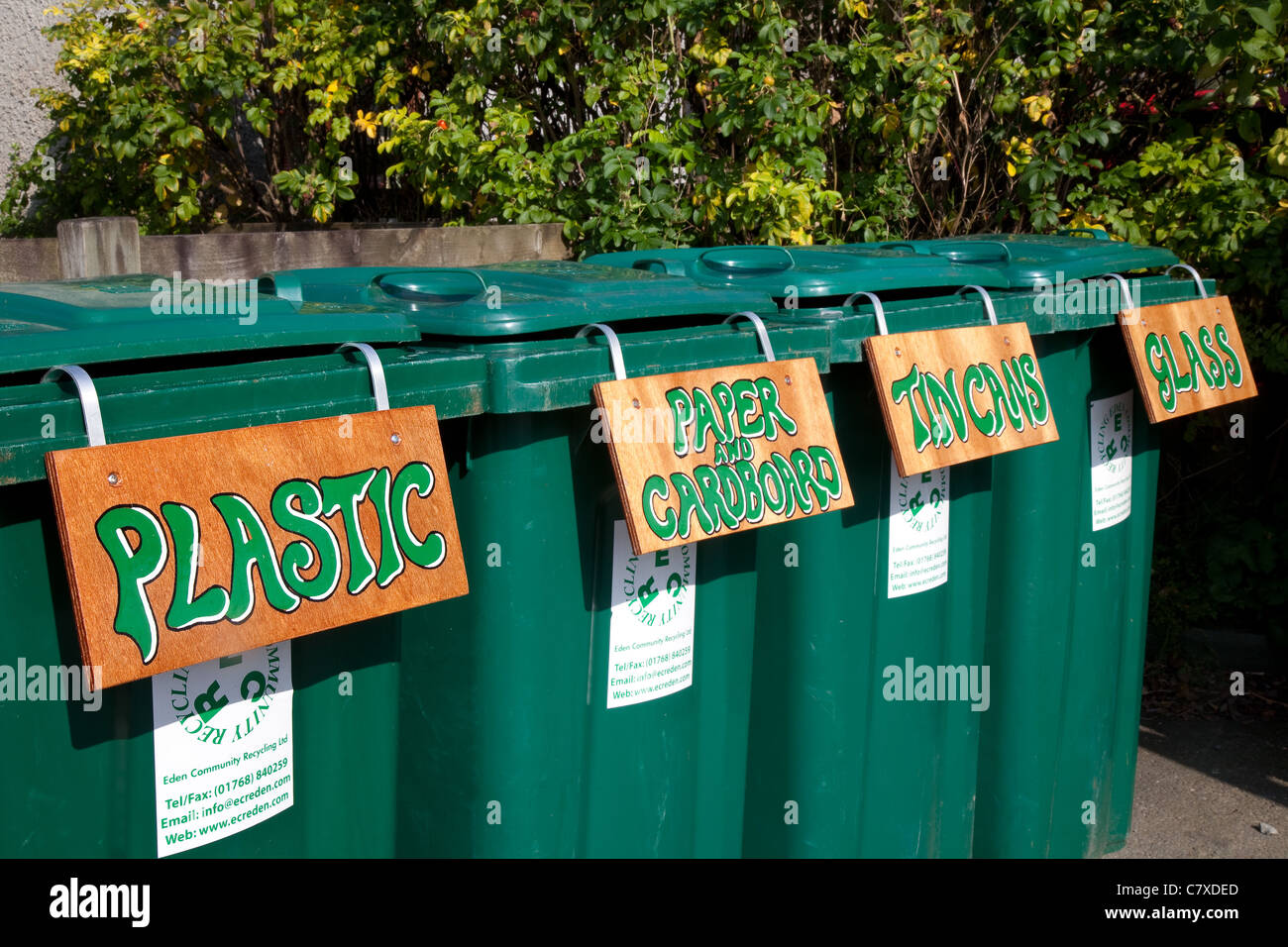 Plastica, carta e cartone, lattine di stagno, vetro, etichettato plastica verde Flip-Top rifiuti contenitori rifiuti per il riciclaggio bottiglie, riutilizzo recupero Cumbria, Regno Unito Foto Stock