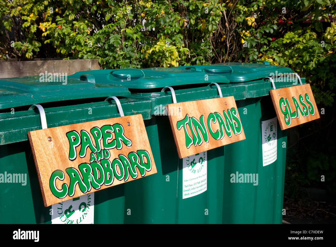 " Carta e cartone", lattine di lattina, scomparti di bottiglia, vetro etichettati in plastica verde Wheelie Flip-Top cassonetti per il riciclaggio di rifiuti, Cumbria, Regno Unito Foto Stock