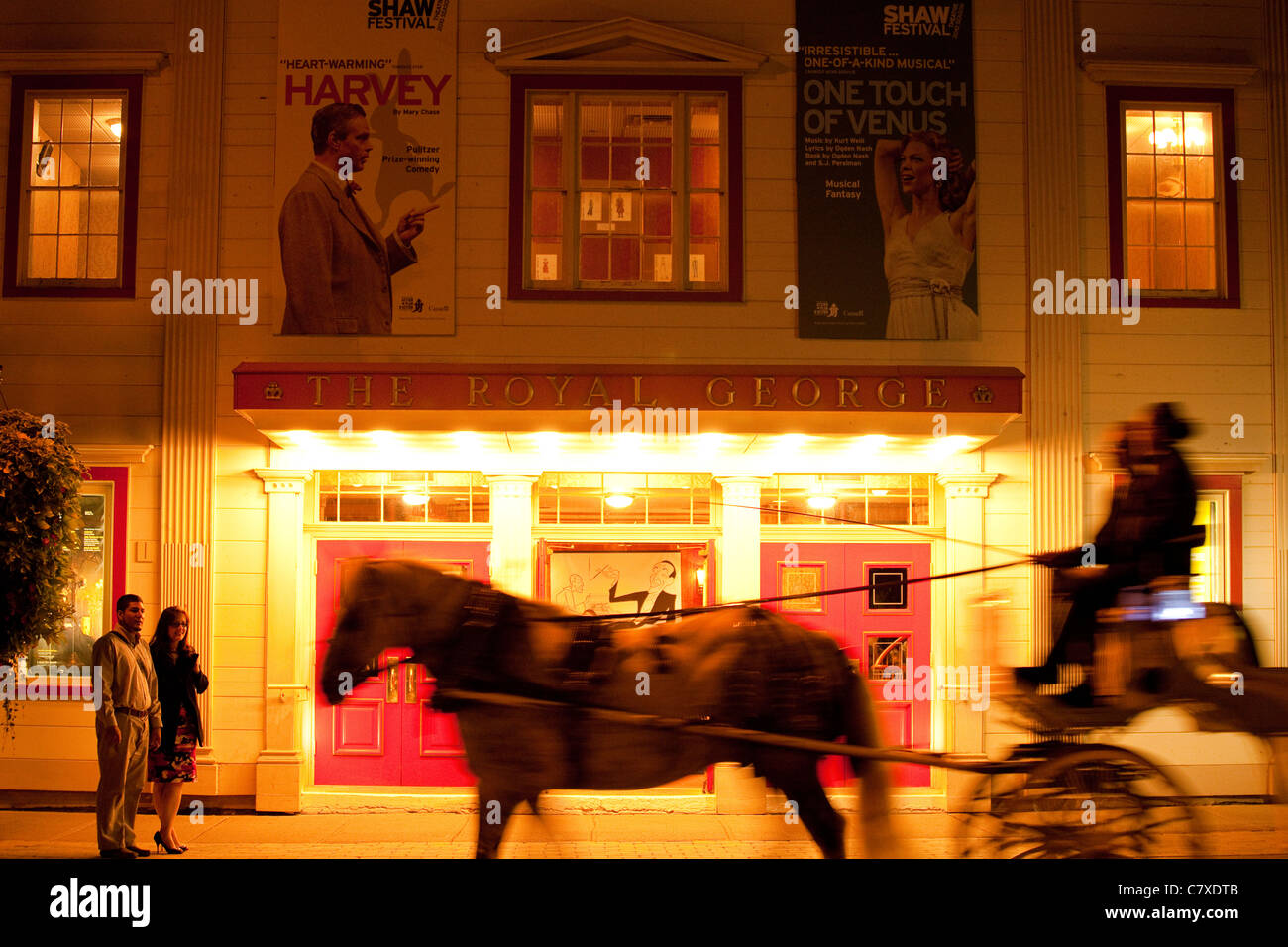 Canada,Ontario,Niagara sul lago, Shaw Festival, cavallo e buggy passando davanti al Royal George Theater in serata Foto Stock