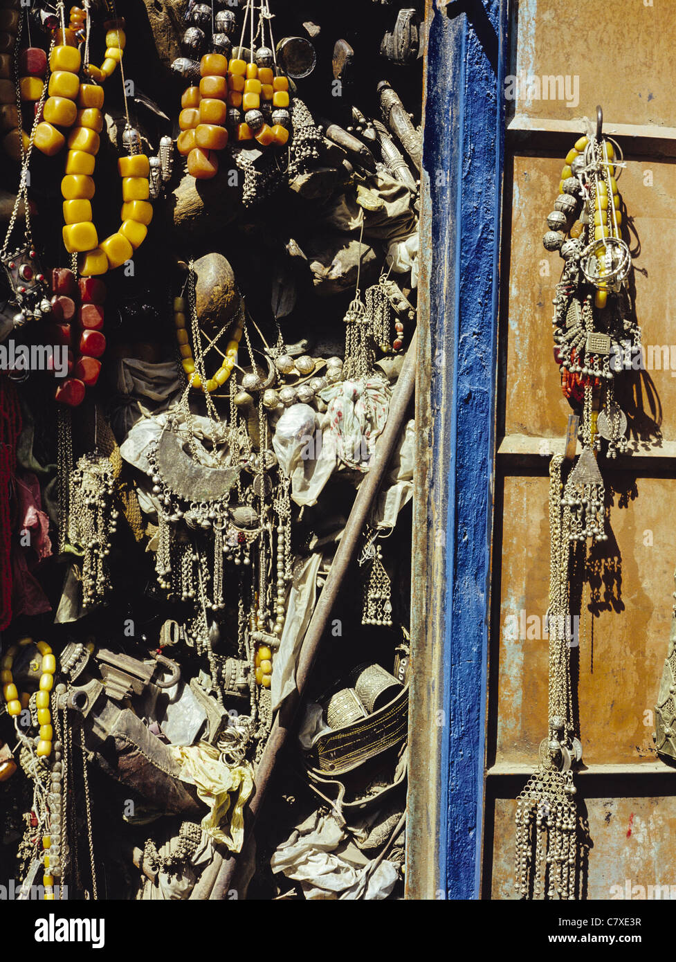 Display di gioielli con collane fatte di argento e ambra nel Suq-al-Milh  marketplace a Sana'a, Yemen Foto stock - Alamy