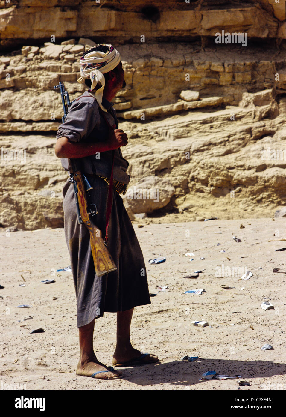 Uomo yemenita portando fucile sulla sua spalla vicino alla antica città di Marib, nello Yemen Foto Stock