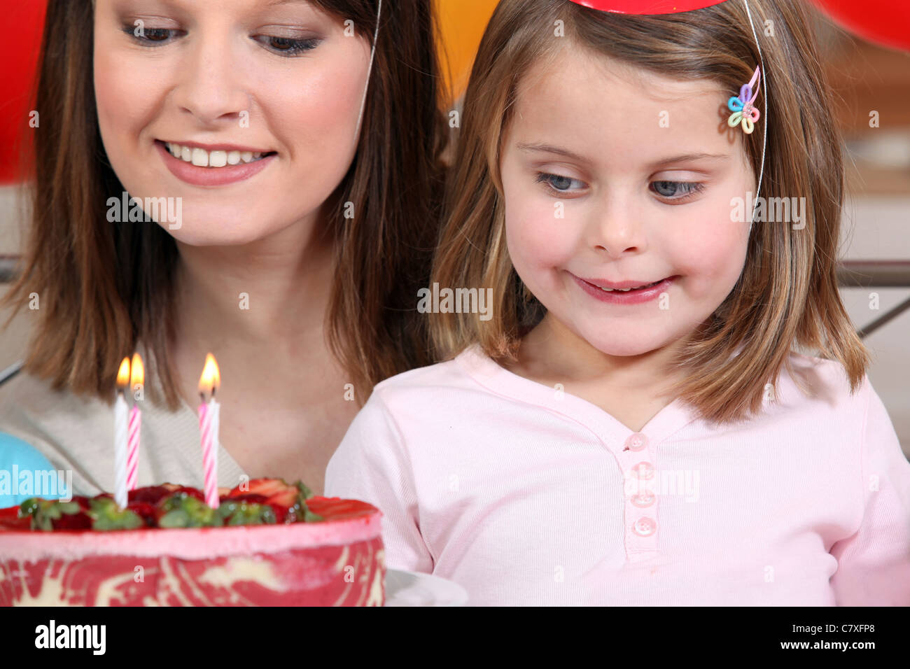 Giovane ragazza sul suo quarto compleanno Foto Stock