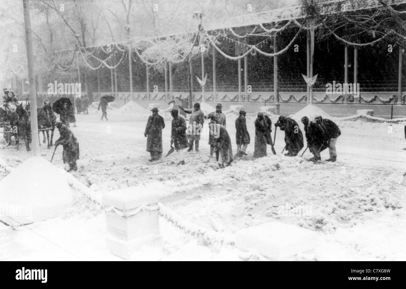 William Howard Taft, operai la rimozione di neve nella parte anteriore del riesame di stare a casa bianca il giorno dell'inaugurazione, il 4 marzo 1909 Foto Stock