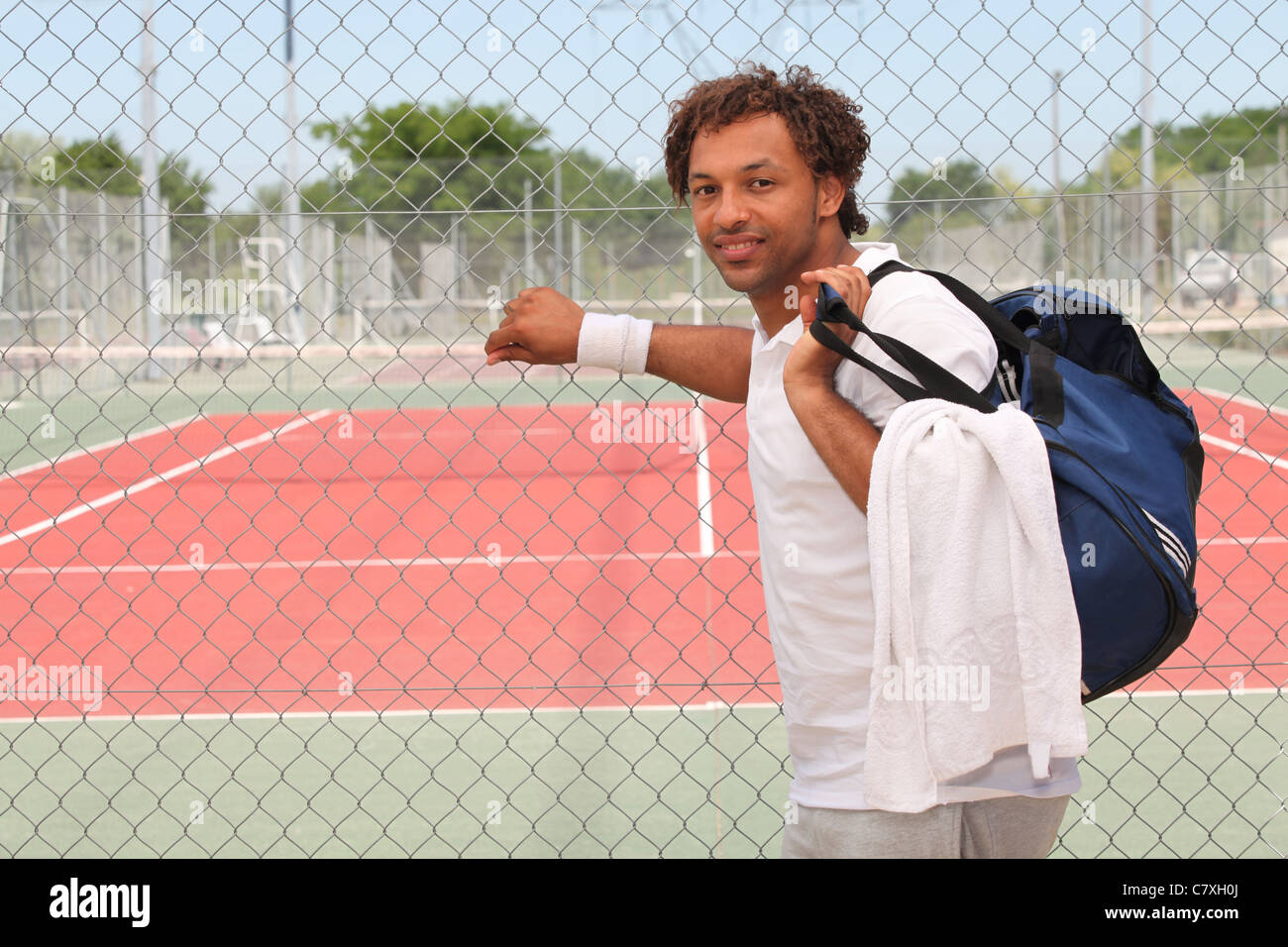 Giocatore di tennis con kit bag al di fuori del tribunale Foto Stock