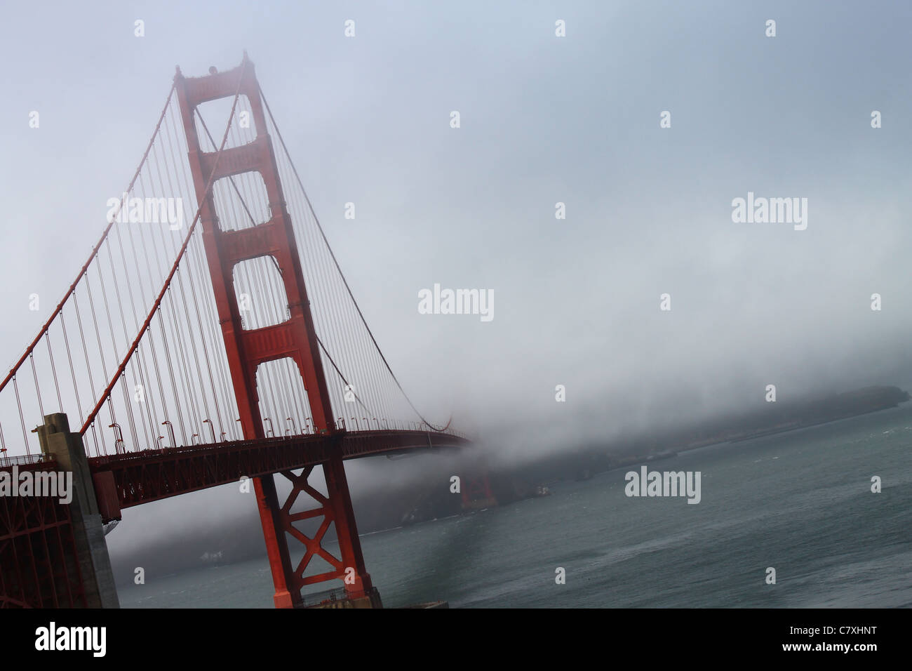 Il ponte e la nebbia Foto Stock