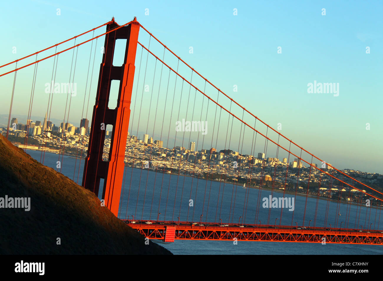 La città che interseca le linee a ponte Foto Stock