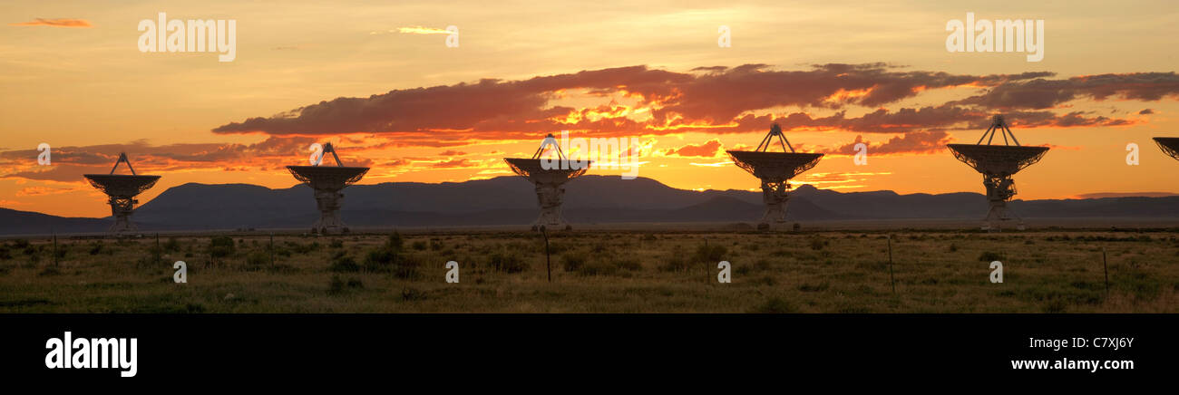 La grande schiera, che è una grande schiera di antenne paraboliche per la ricezione satellitare che viene utilizzato per la sonda dello spazio profondo, è visto al tramonto. Foto Stock