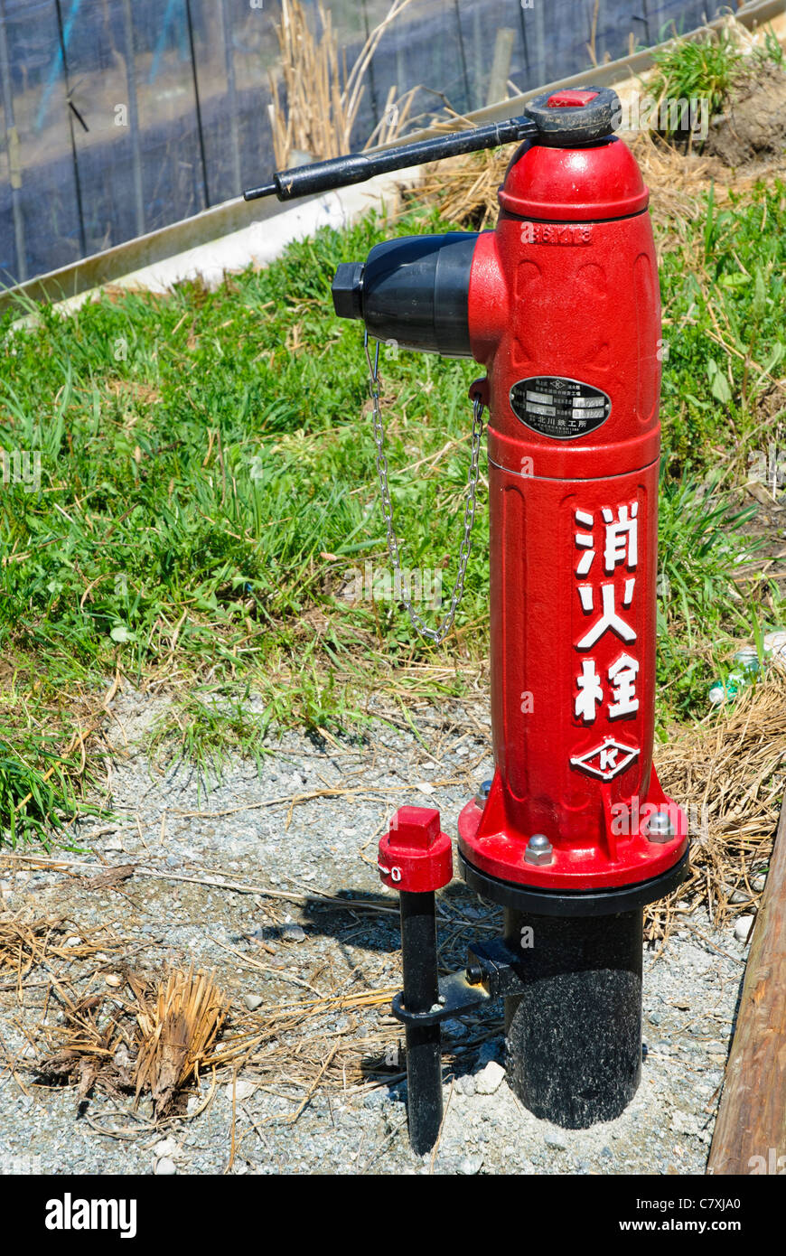 Sicurezza in caso di incendio in Giappone: rosso brillante strada idrante di fuoco. Foto Stock