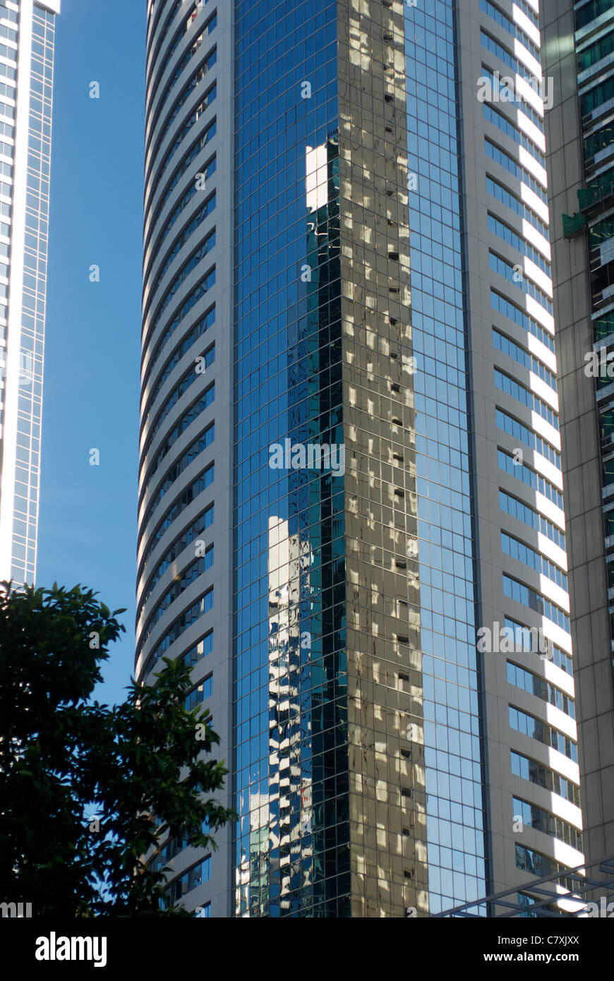 Dettagli architettonici e vetro riflettente di Shangri-la hotel a Pacific Place. Foto Stock