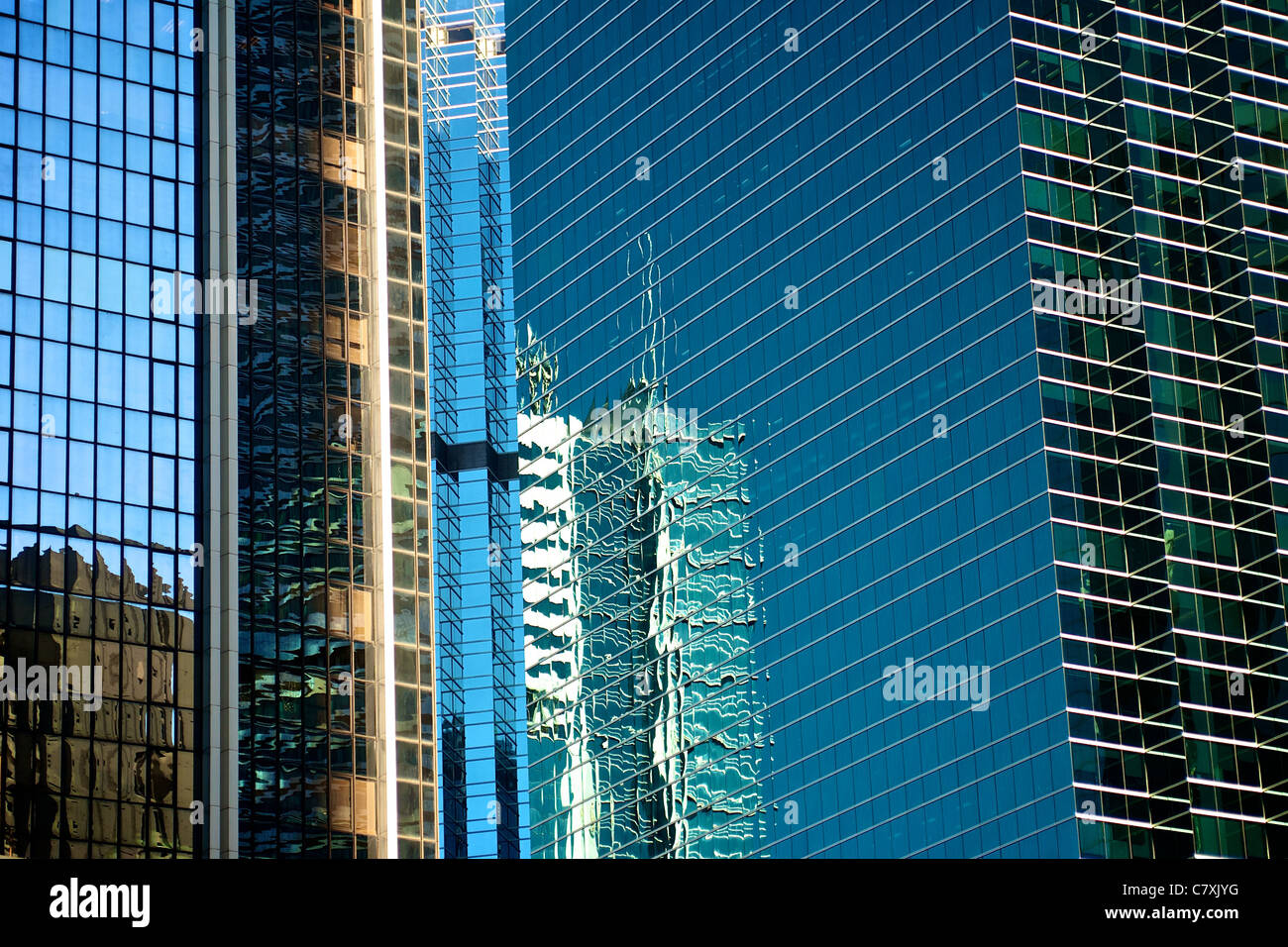 Dettagli architettonici e vetro riflettente degli edifici al posto pacifico in Admiralty. Foto Stock