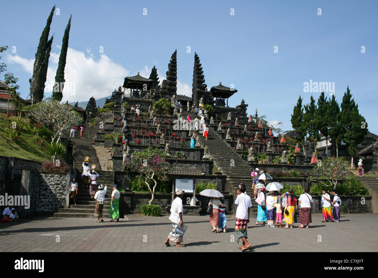 Turisti e fedeli in visita a Besakih, il 'tempio' sulle pendici del Monte Agung, Bali Foto Stock