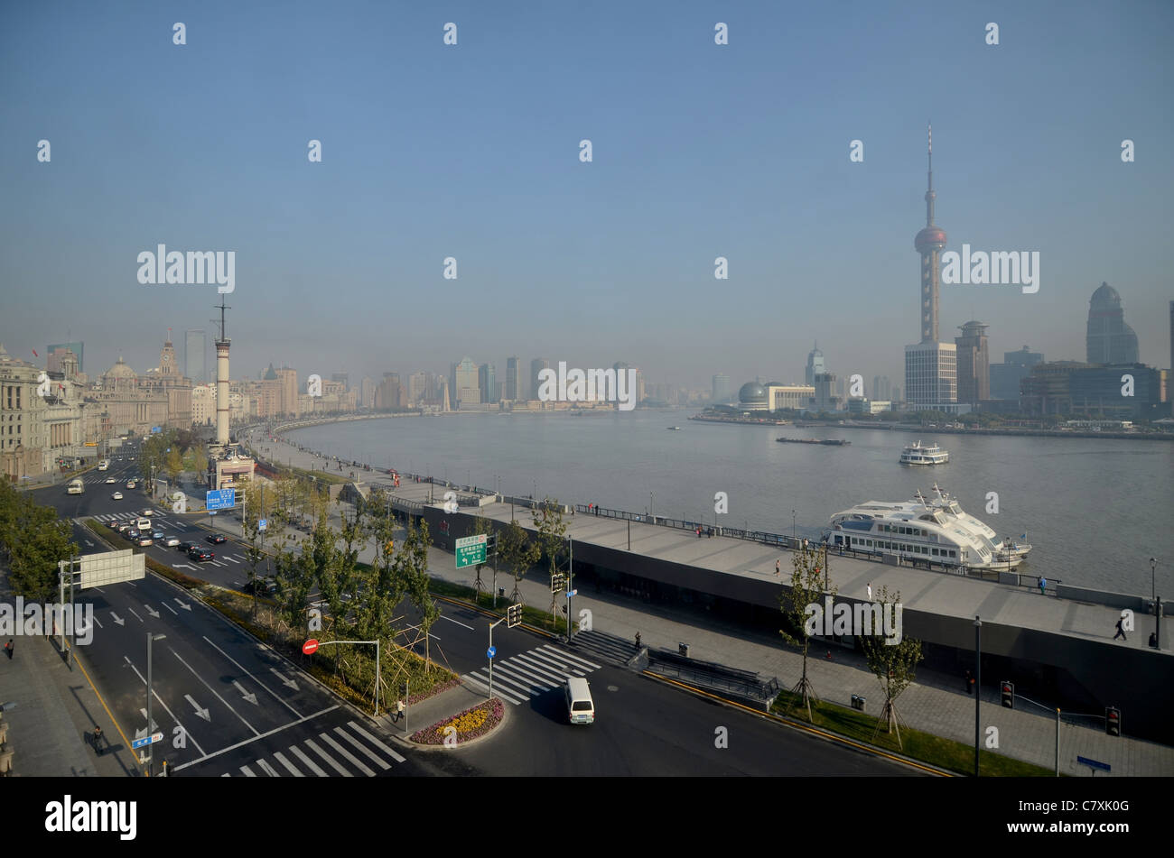 Una vista del Bund e dei suoi edifici storici sul lato ovest del fiume Huangpu, con la Oriental Pearl Tower opposto. Foto Stock