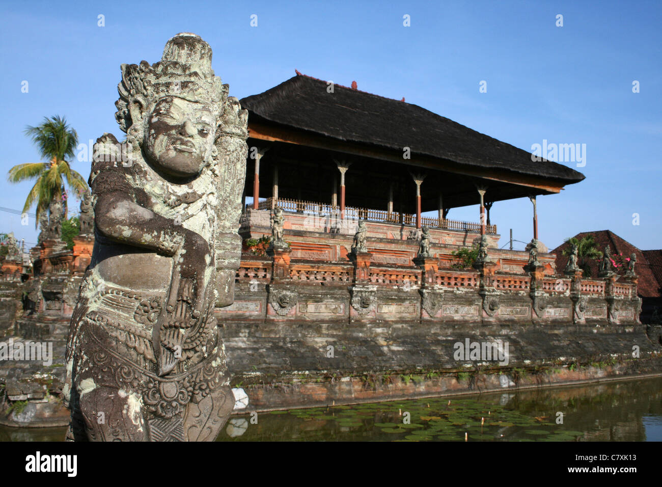 Statua accanto Kerta Gosa, la ex sala della giustizia per il re di Klungkung, Bali Foto Stock