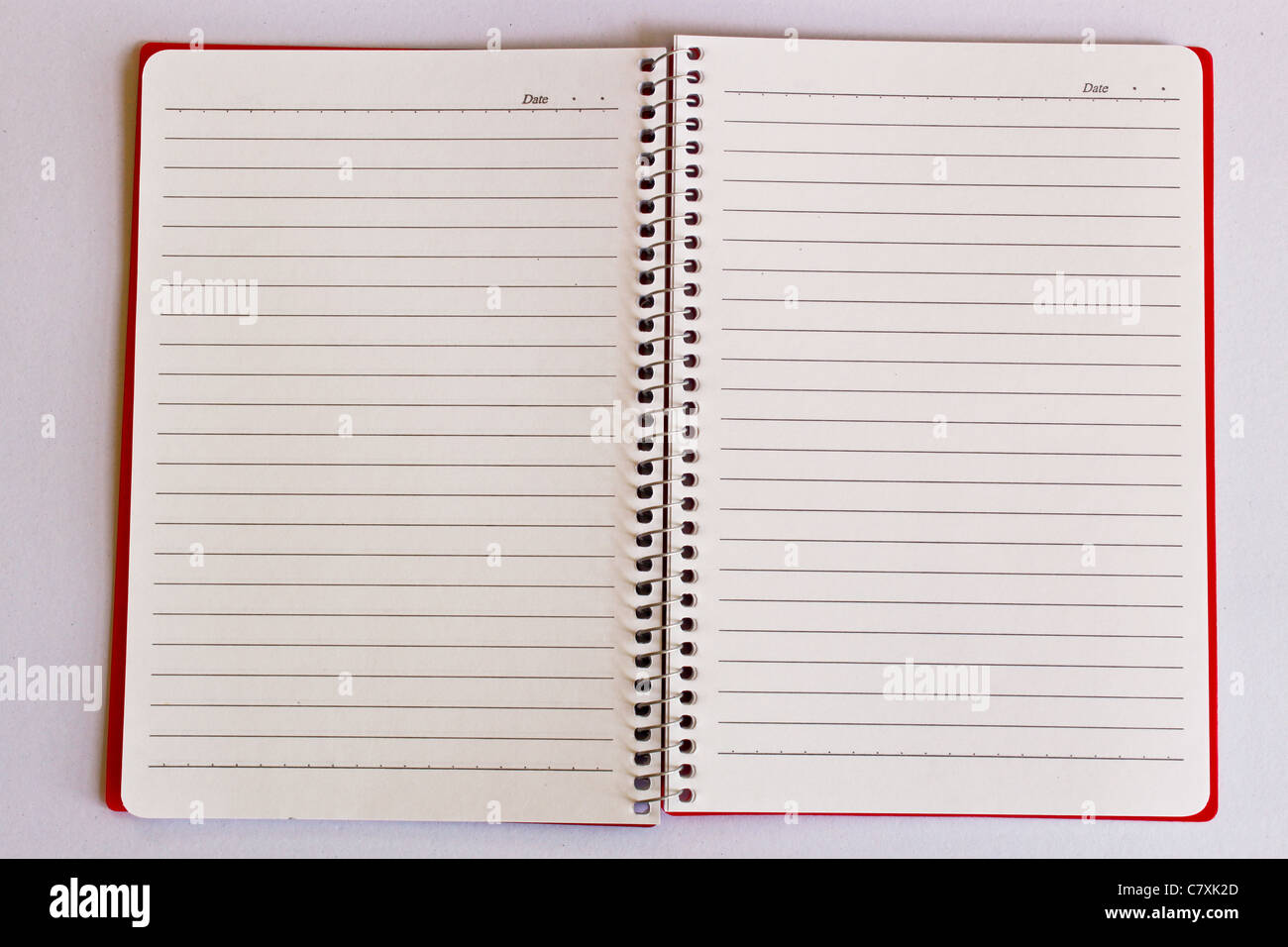 Coperchio rosso vuoto notebook aperto su sfondo bianco Foto Stock