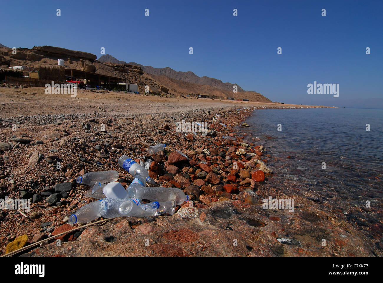 Rifiuti di plastica sulla spiaggia, Dahab, Sinai, Mar Rosso, Egitto Foto Stock