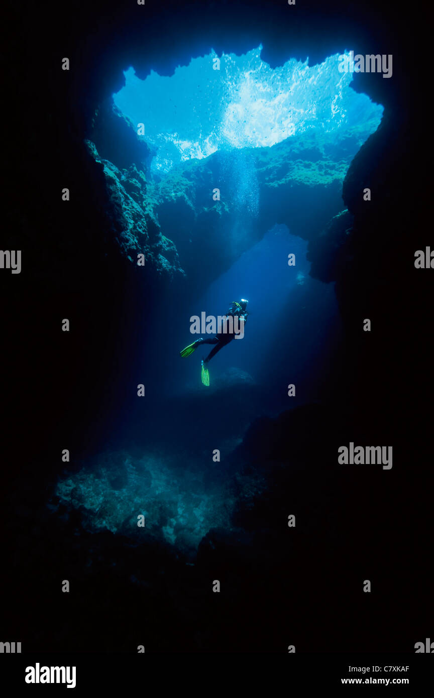 Scuba Diver nel buco blu, Vela Luka Korcula, Dalmazia, Croazia Foto Stock