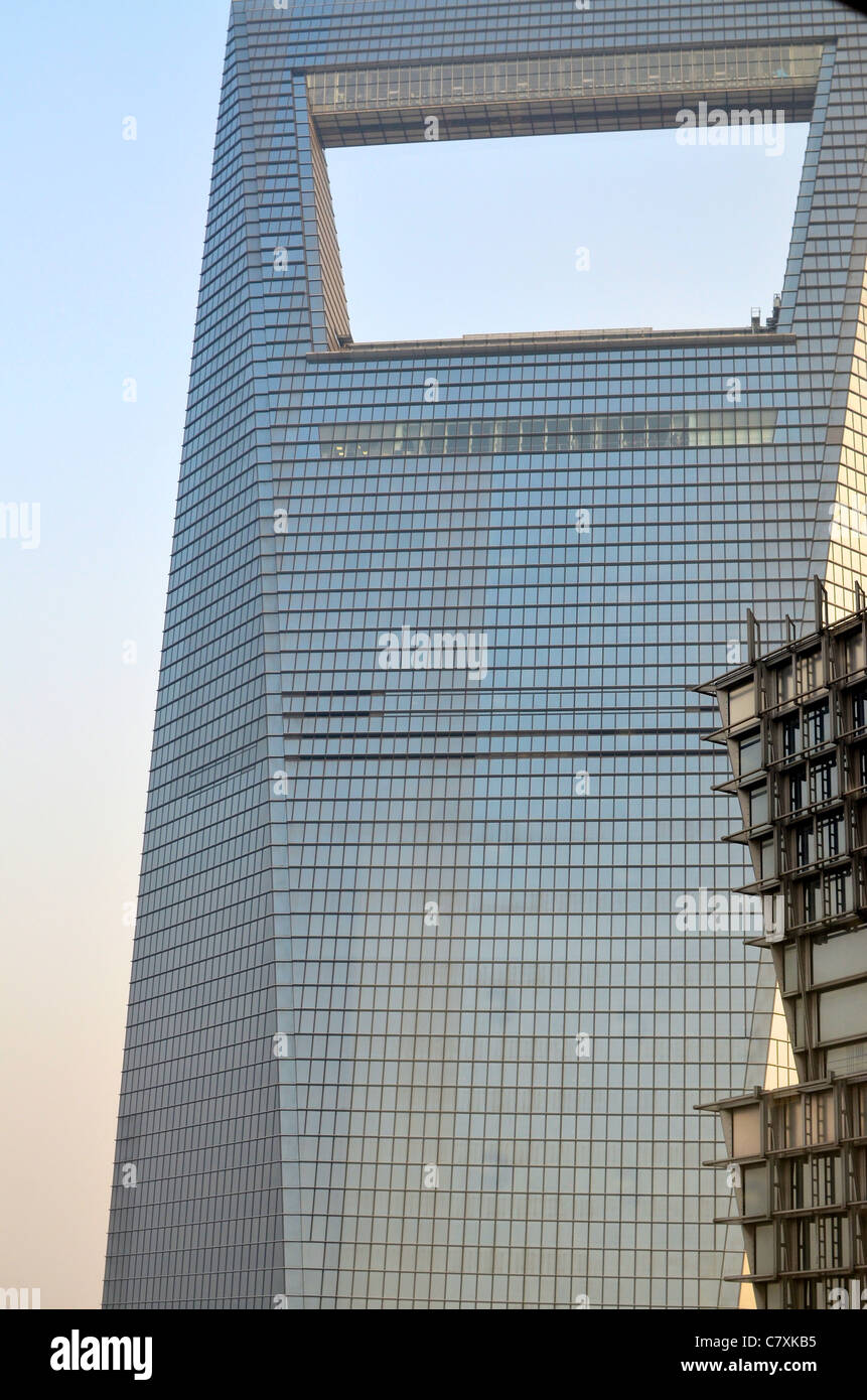 Vista dettagliata del World Financial Center di Shanghai con la torre di Jin Mao in primo piano. Foto Stock