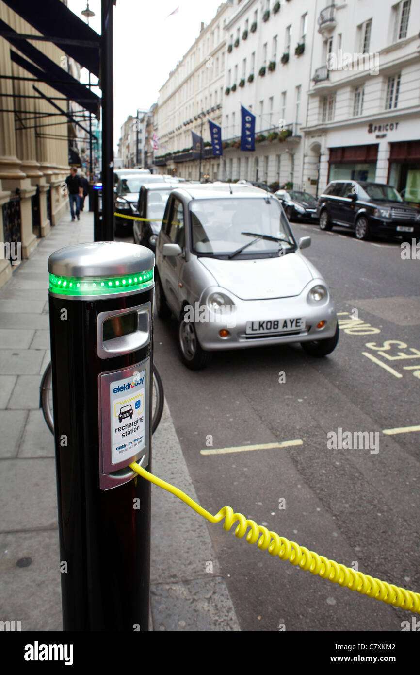 G-Wiz auto elettrica carica fino a west end di Londra presso elektrobay con stazione di ricarica Foto Stock