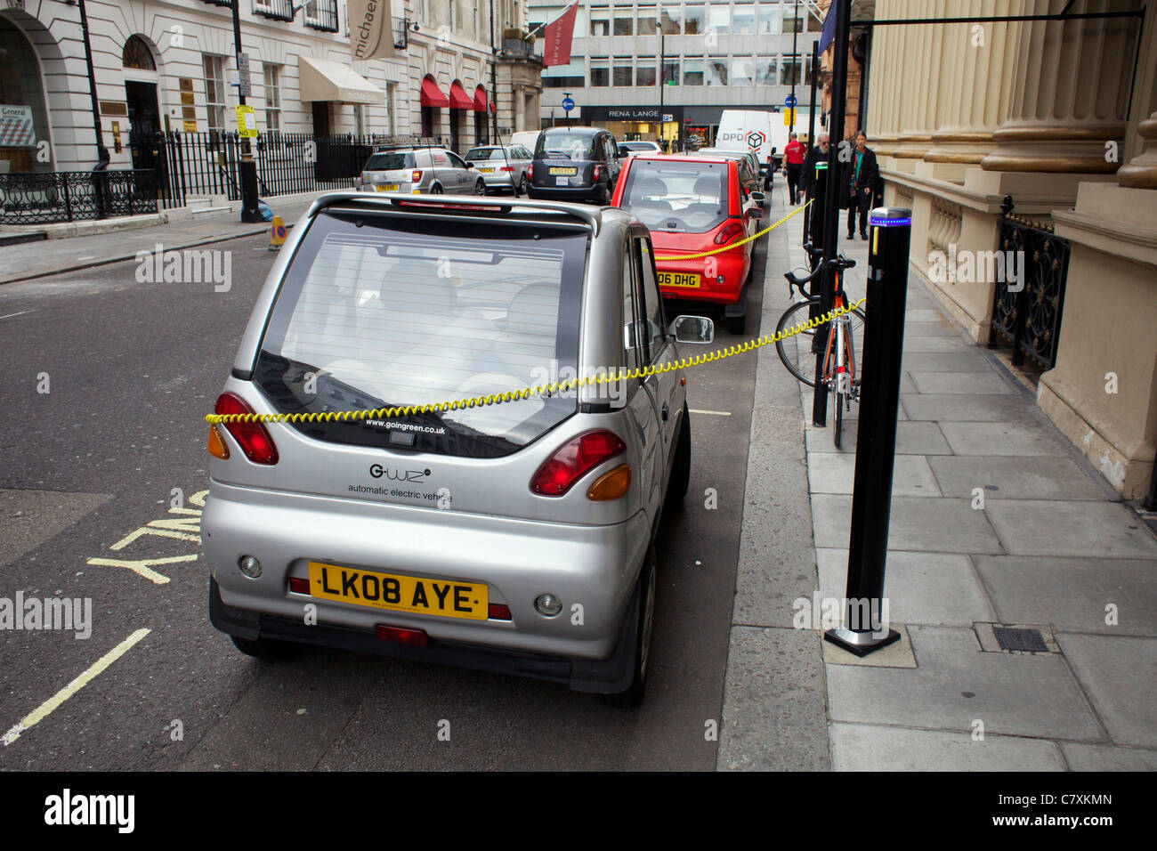 G-Wiz auto elettrica carica fino a west end di Londra Foto Stock