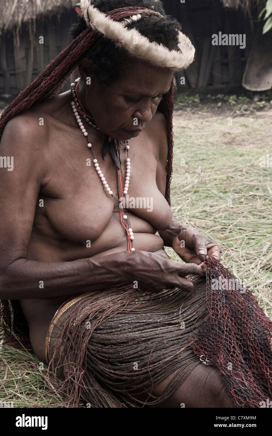 Vecchio Dani donna cravatte sacco di tipo tradizionale, Il Baliem Valley, Papua occidentale, in Indonesia Foto Stock