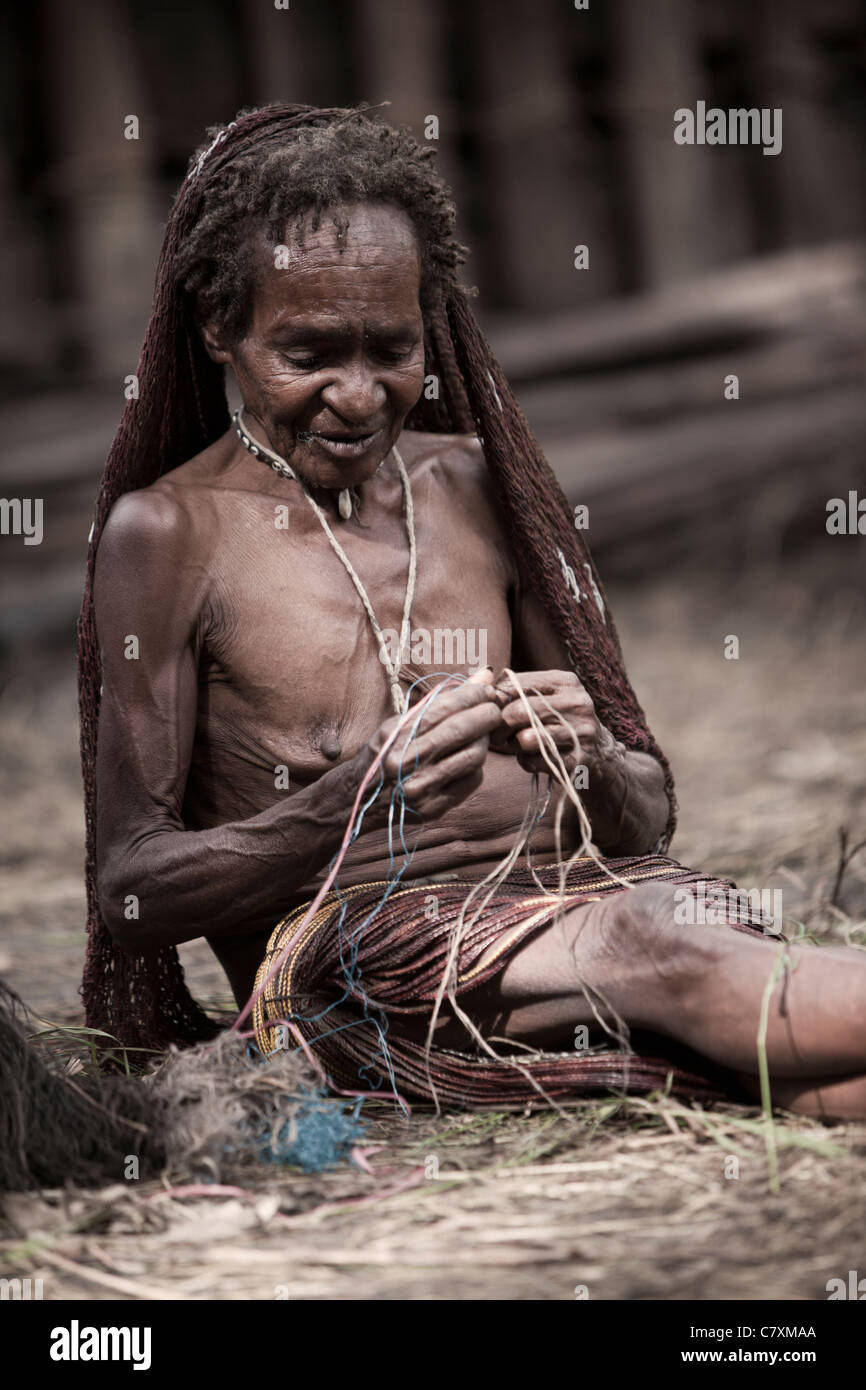 Vecchio Dani donna cravatte sacco di tipo tradizionale, Il Baliem Valley, Papua occidentale, in Indonesia Foto Stock