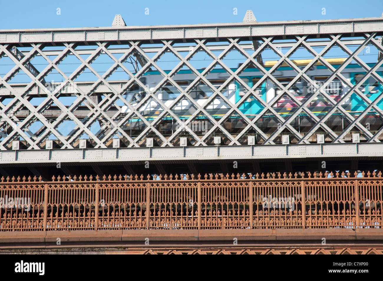 Tram Metrolink di viaggio su un ponte nel distretto di Castlefield di Manchester. Foto Stock