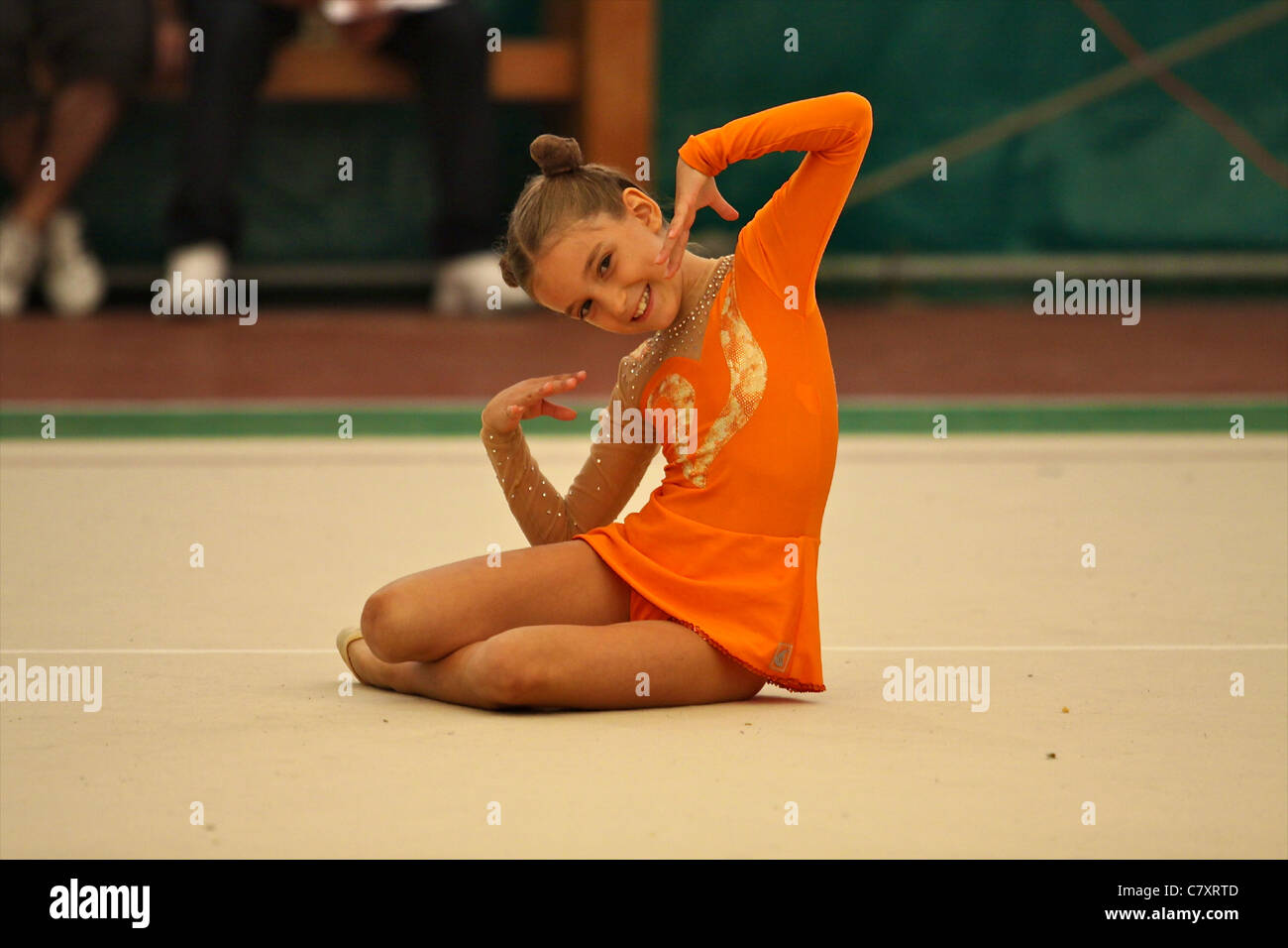 Ragazza giovane di eseguire l'esercizio @ Ferrara B serie italiana ginnastica ritmica torneo Foto Stock