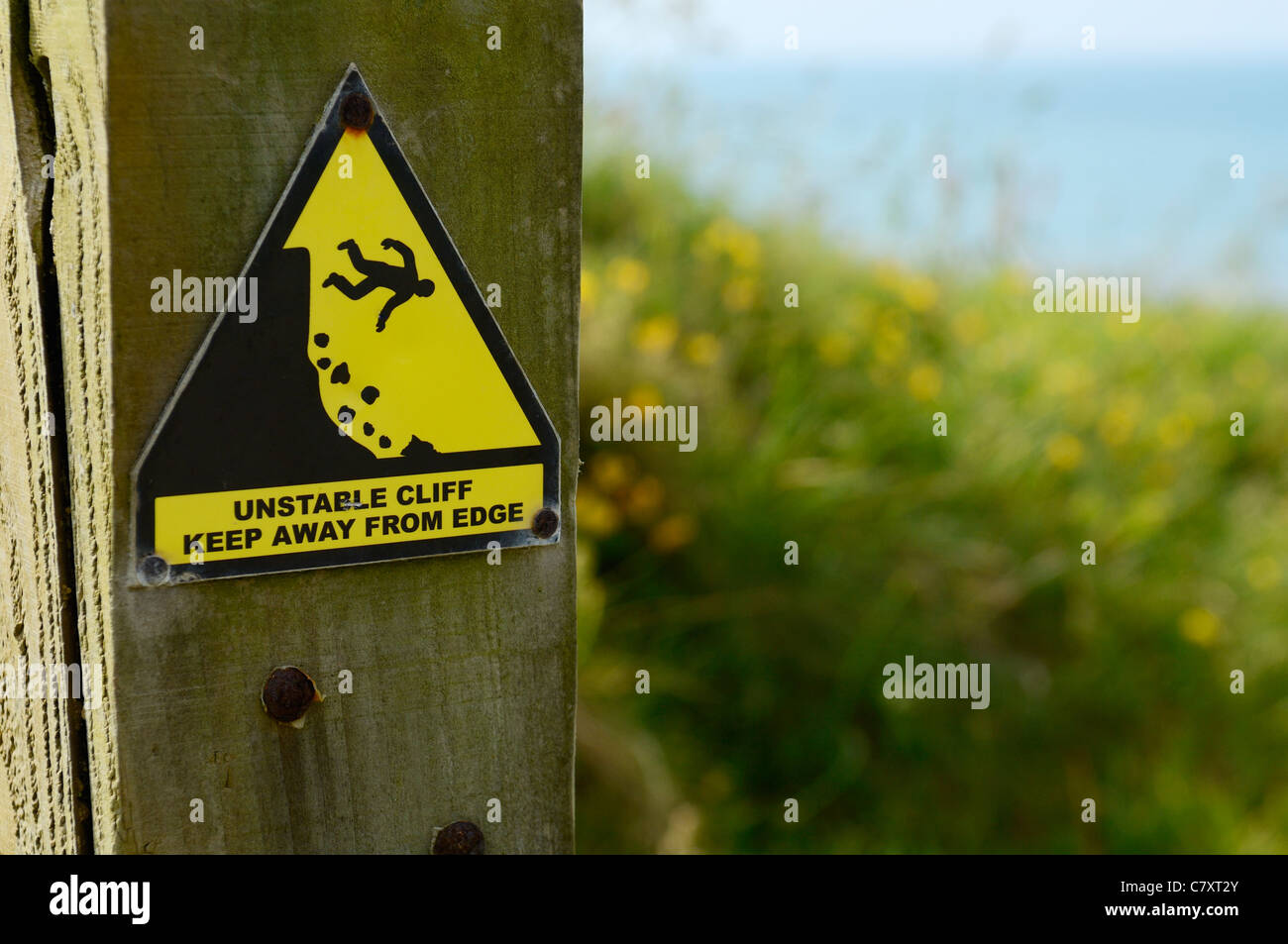 Segno di scogliera instabile sulla costa nord del Devon vicino a Westward ho!, Inghilterra. Foto Stock