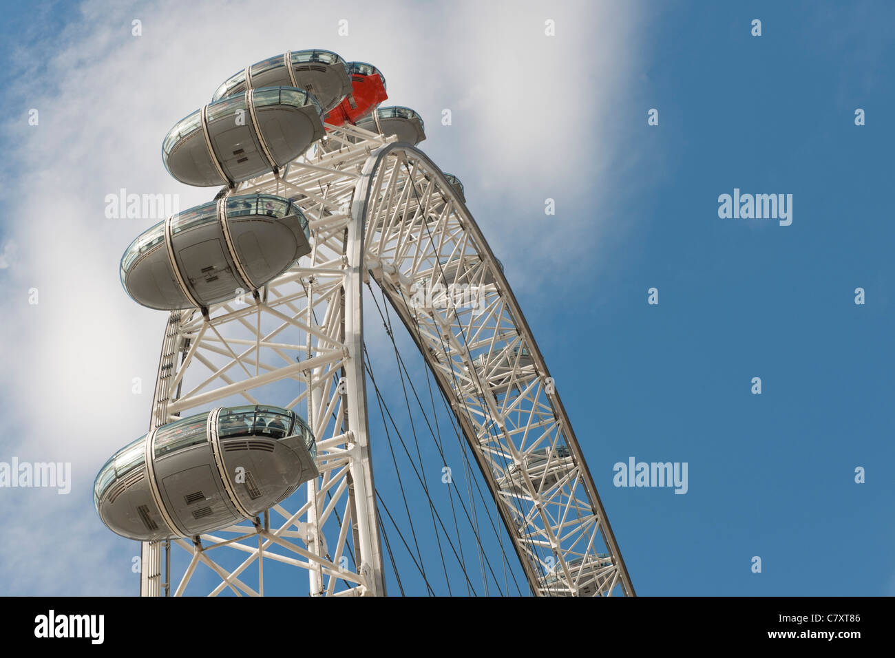 Il London Eye, un grande Londra attrazione turistica, girato in una giornata di sole con la gente nella visualizzazione di cialde Foto Stock