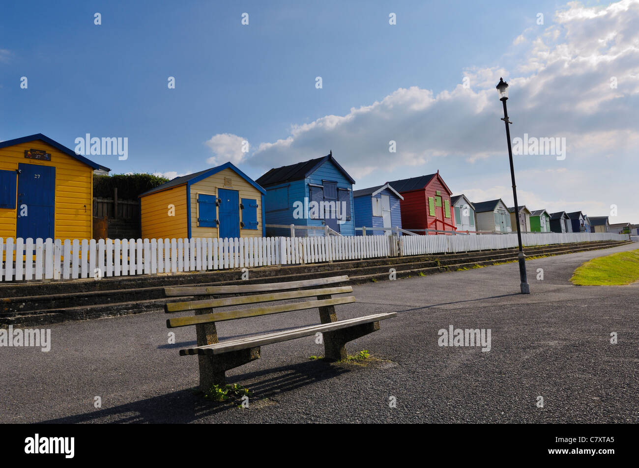 Cabine sulla spiaggia, sul lungomare del centro balneare di Condino, Devon, Inghilterra. Foto Stock