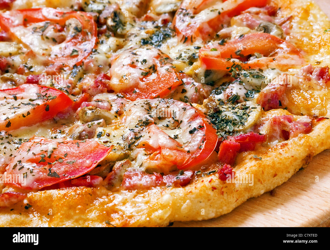 Pizza fast food con pomodoro e formaggio closeup Foto Stock