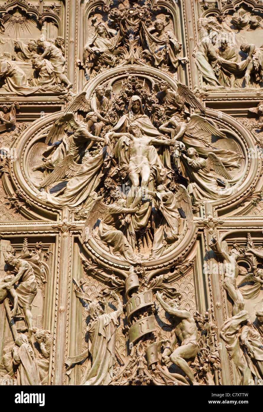 Milano - dettaglio dal principale porta di bronzo - Pieta ,Lodovico Pogliaghi, 1906 Foto Stock
