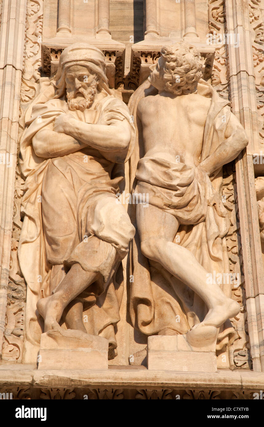Milano - giganti statua da ovest facciata del Duomo Foto Stock