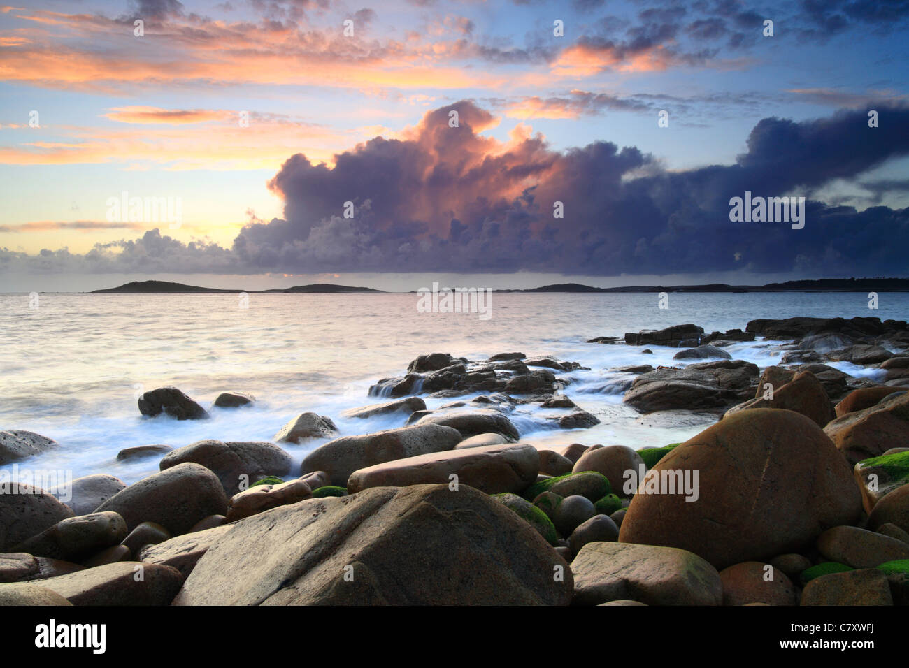 Carn Morval punto St Marys Isole Scilly, Cornwall, tramonto, rocky foreshore Foto Stock