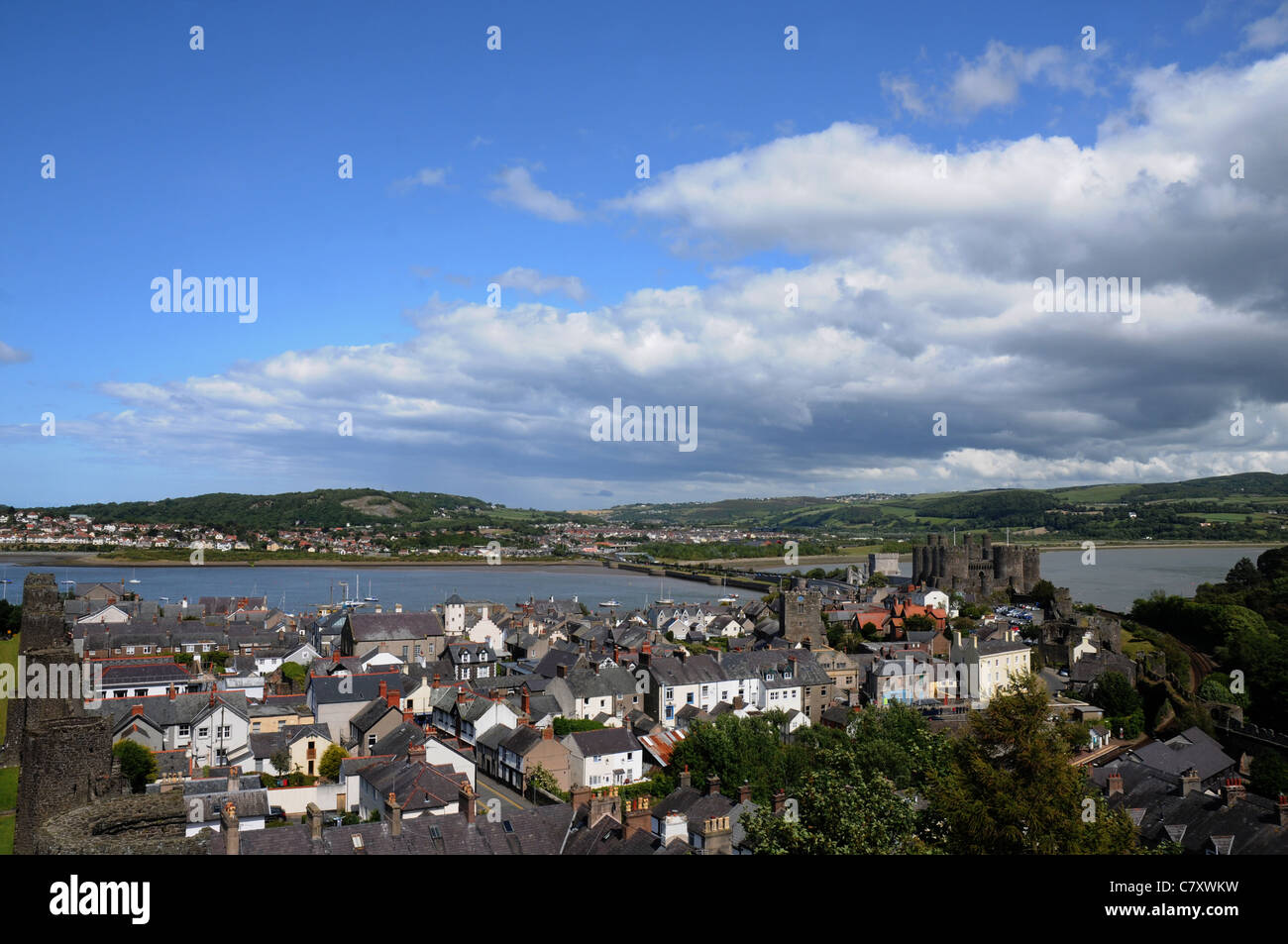 Vista del Conwy Castle dalle mura di Conwy, IL GALLES DEL NORD Foto Stock