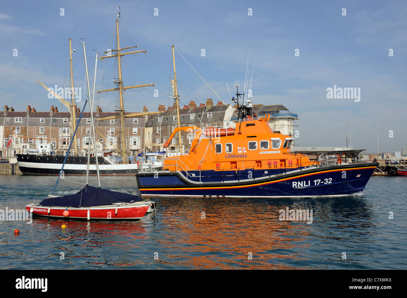 Il Weymouth e Portland RNLI scialuppa di salvataggio di Ernest e Mabel in corso nel porto di questa famosa città di Dorset Foto Stock
