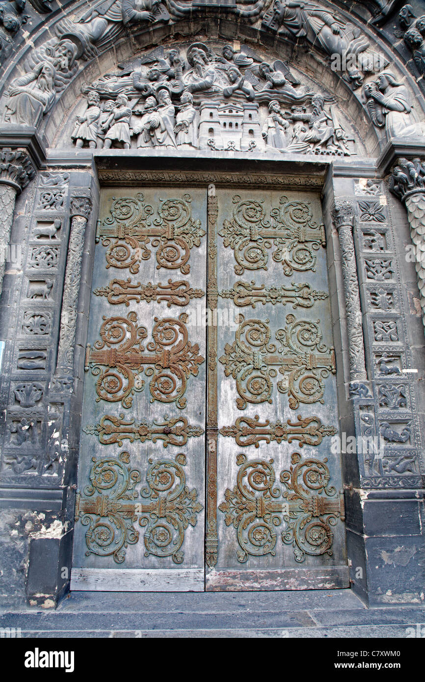 Parigi - porta del portale laterale da Saint Denis cattedrale gotica Foto Stock