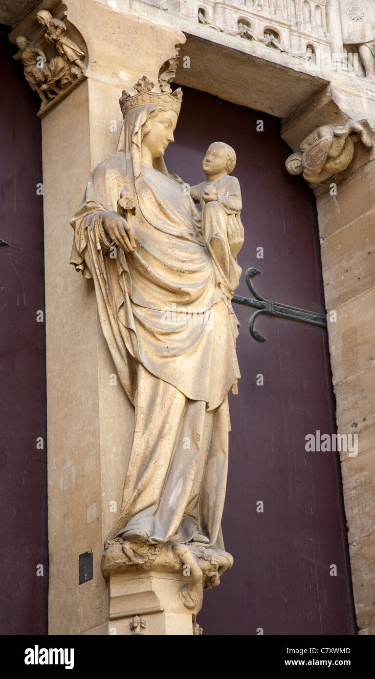 Parigi - La Vergine Maria dal portale ad est di Saint Denis - la prima cattedrale gotica Foto Stock