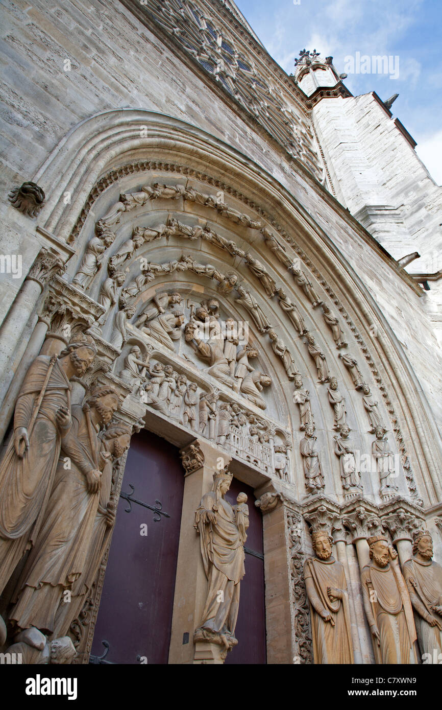 Parigi - portale ad est di Saint Denis prima cattedrale gotica Foto Stock