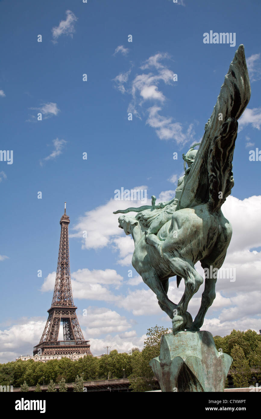 Parigi - La torre Eiffel e la statua di Giovanna d'arco da Holger Wendekinch Foto Stock