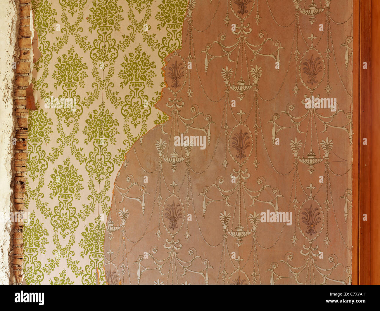 Strati di carta da parati antica Foto Stock