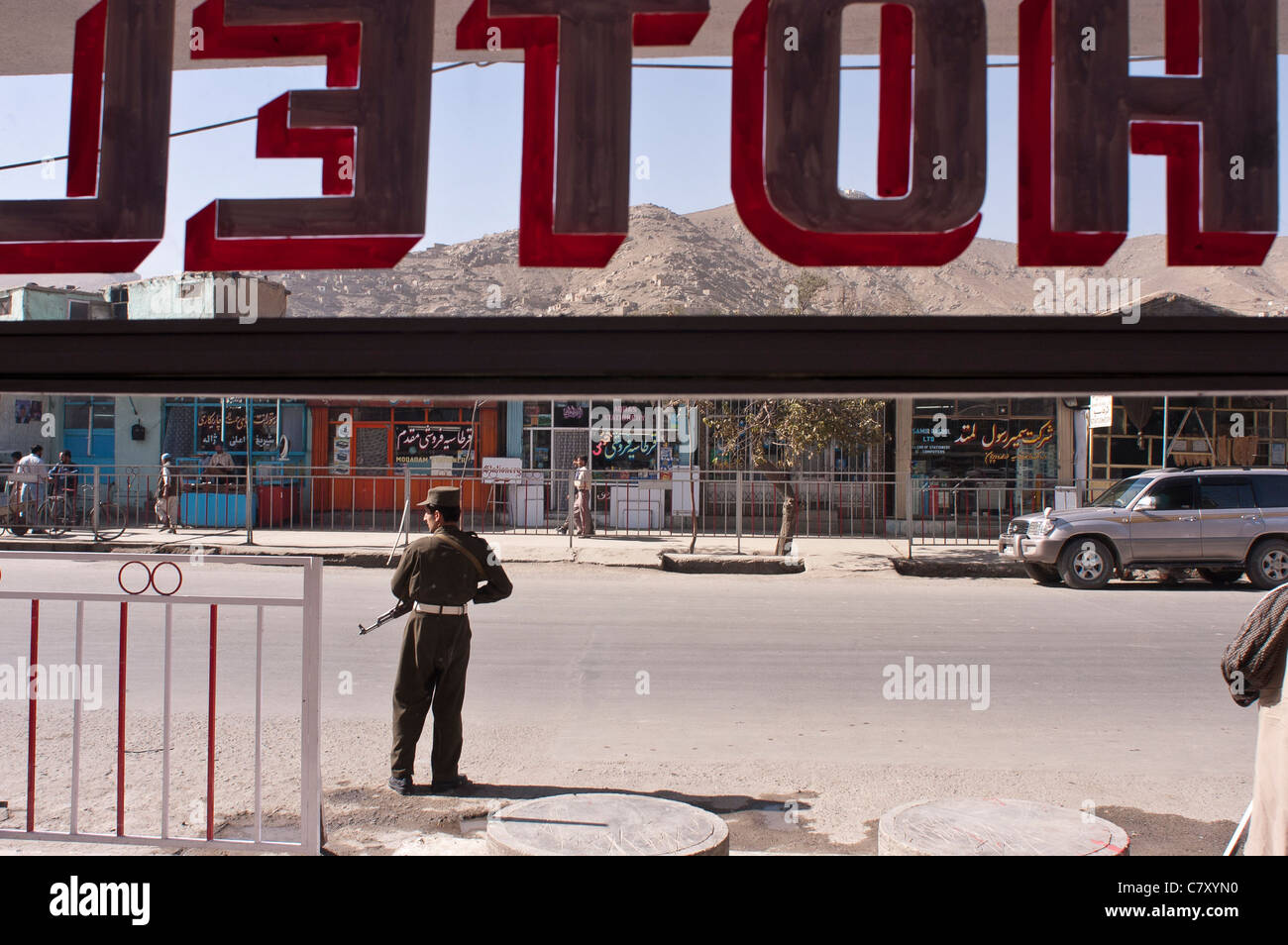Una guardia armata si erge al di fuori il Mustafa Hotel a Kabul, Afghanistan, Settembre 2004 Foto Stock