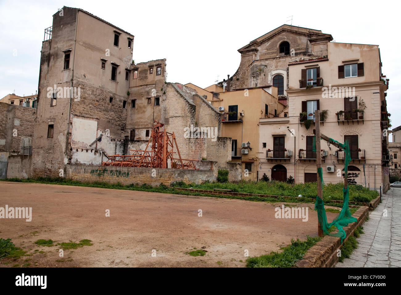 Edifici vecchi e campo di calcio, Palermo, sicilia, Italy Foto Stock