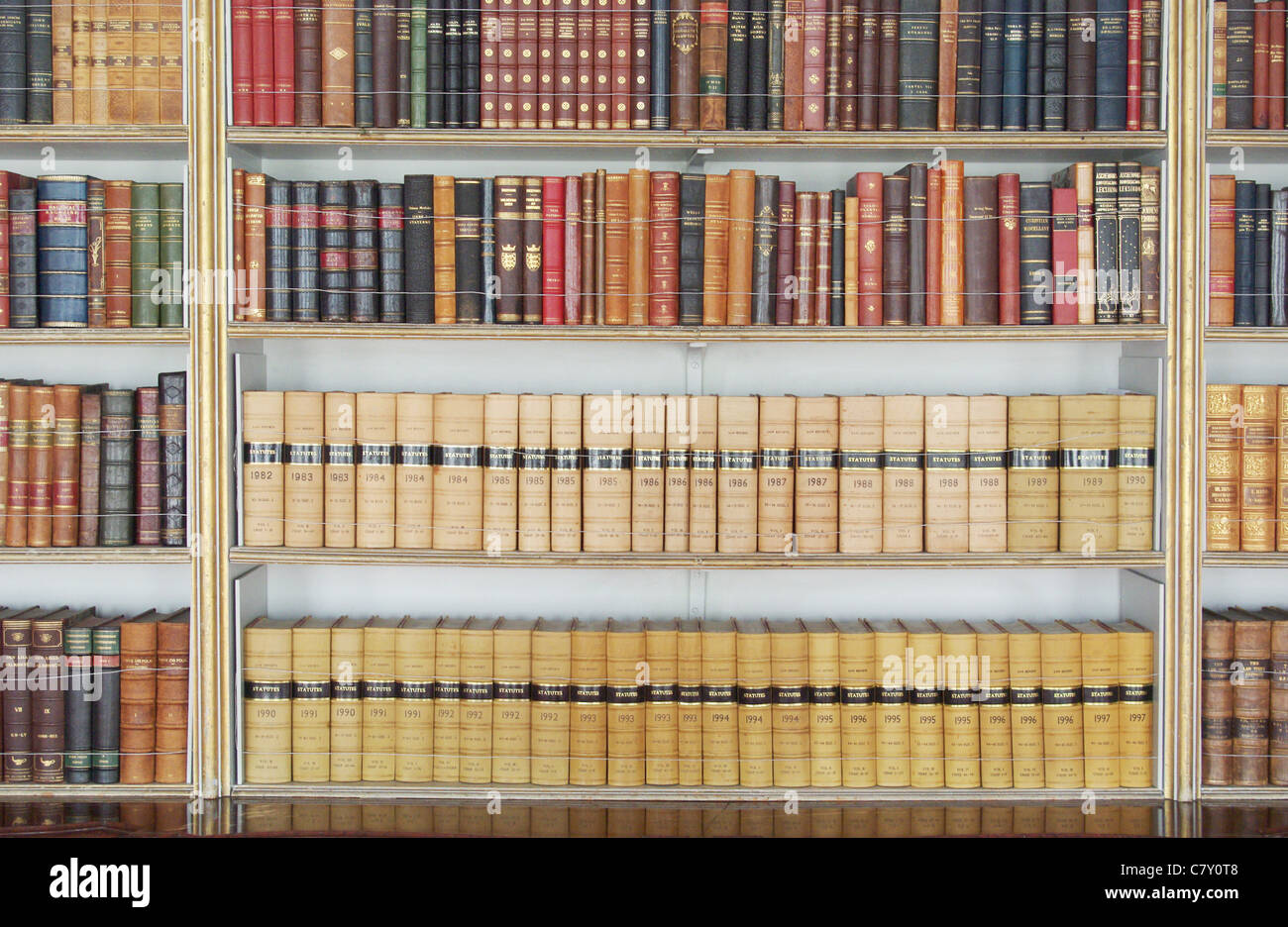 Libri antichi sugli scaffali presso la biblioteca di Wrest Park. Silsoe, Bedfordshire, Regno Unito Foto Stock