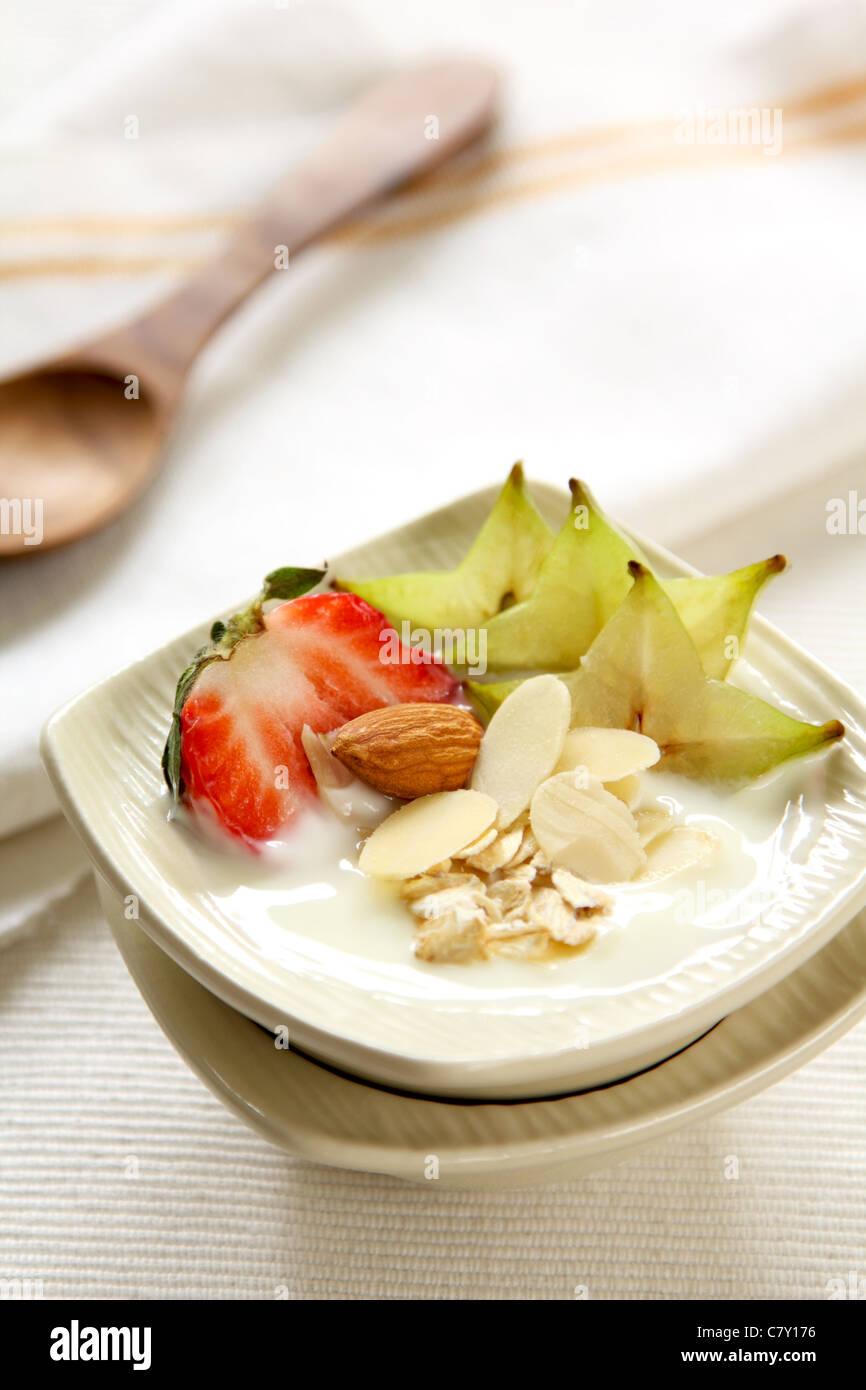 Una sana colazione [yogurt con mandorle e star fruit ] Foto Stock