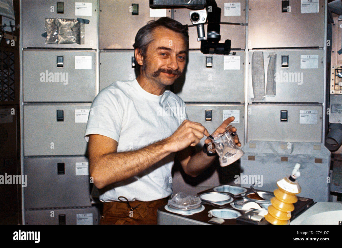 L'astronauta Owen Garriott ricostruisce il cibo preconfezionato nella sala da guardia della stazione su Skylab 3 Foto Stock