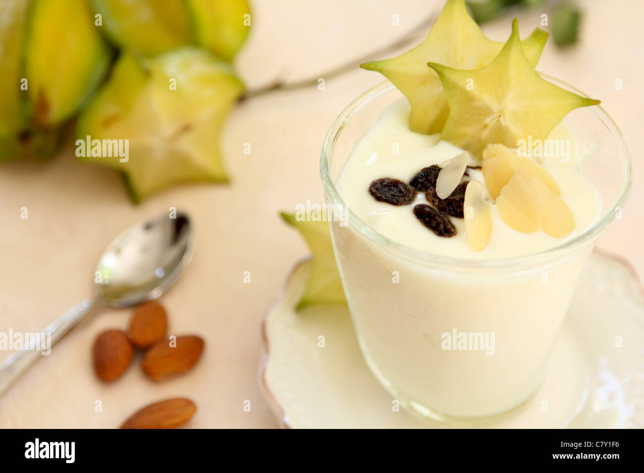 Una sana colazione [yogurt con mandorle e star fruit ] Foto Stock